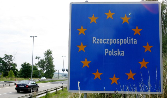 Gwiazdki symbolizujące Unię Europejską powinny tworzyć równy okrąg. Na tablicy informującej o wjeździe do Polski dwie z nich przyklejono za nisko i zamiast koła powstała elipsa.