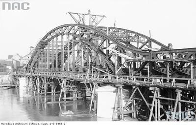 Budowa mostu im. Józefa Piłsudskiego. Most został otwarty 19...