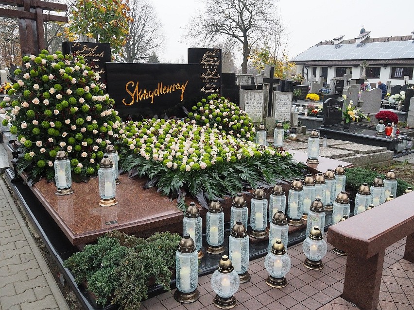 Zobacz zdjęcia grobu Heleny Skrzydlewskiej na cmentarzu Zarzew. Grób Heleny Skrzydlewskiej na 1 listopada jak co roku wygląda imponująco!