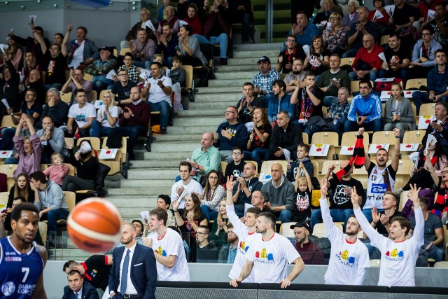 W 7. kolejce Energa Basket Ligi koszykarze Enea Astorii Bydgoszcz podejmowali MKS Dąbrowę Górniczą.Niestety, podopieczni Artura Gronka, przegrali piąty mecz w sezonie i w tym momencie ich bilans to 2-5.Enea Astoria Bydgoszcz - MKS Dąbrowa Górnicza 89:93 (15:23, 21:19, 20:25, 33:26).Enea Astoria: Clyburn 20 (2), Zębski 19 (1), 8 zb, 6 as., Walton 13 (1), Michał Nowakowski (1), Kemp 5 oraz Aleksandrowicz 13 (3), Marcin Nowakowski 11 (2), Frąckiewicz 2, Krasuski 0, Szyttenholm 0.MKS: Artis 27 (7), 6 zb., Johnson 22 (2), 9 as., 9 zb., Shine 13 (3), 6 zb., Douvier 12 (2), Harris 0 oraz Kobel 7 (1), Fraser 7, Piechowicz 3 (1), Wasyl 2, Put 0, Dawdo 0.Goście prowadzili od początku, w pewny momencie prowadzili różnicą 14 punktów (59:45), ale bydgoszczanie pod koniec III i na początku IV kwarty zbliżyli się do gości.A po dwóch "trójkach Michała Aleksandrowicza dystans zmalał do 2 punktów (68:70)!Jednak Ślązacy też mieli w swoich szeregach zawodników rzucających "za trzy" (przede wszystkim kapitan Dominic Artis - 7) i ponownie odskoczyli.Mimo ambitnej gry bydgoszczanom nie udało się dojść rywali. Podopieczni Artura Gronka nadal są bez wygranej u siebie.Przed rozpoczęciem meczu kibice odśpiewali hymn Polski, "Mazurka Dąbrowskiego". To a konto poniedziałkowego Święta Niepodległości. ZOBACZ ZDJĘCIA Z MECZU ENEA ASTORII W ARTEGO ARENIE >>>>>