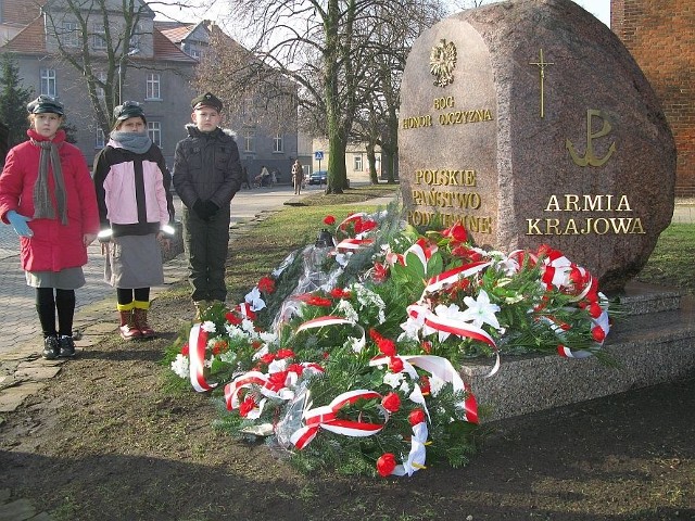 Uroczystości związane z rocznicą powstania Armii Krajowej oraz zbliżającego się Narodowego Dnia Pamięci Żołnierzy Wyklętych miały miejsce pod pomnikiem Armii Krajowej i Polskiego Państwa Podziemnego przy ul. 700-lecia w Żninie.