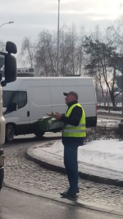 AGRO powstanie 2019 w Świętokrzyskiem. We wtorek rolnicy blokowali ważne skrzyżowanie dróg krajowych 9 i 79