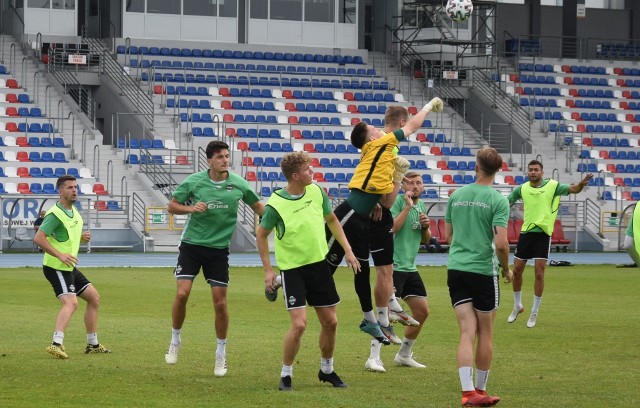 Poniedziałkowy trening Radomiaka Radom przed wtorkowym meczem barażowym o awans do PKO Ekstraklasy. Początek wtorkowego meczu na stadionie przy ulicy Narutowicza 9 o godzinie 17.10. PRZEGLĄDAJ DALEJ KLIKAJĄC W ZDJĘCIA >>>