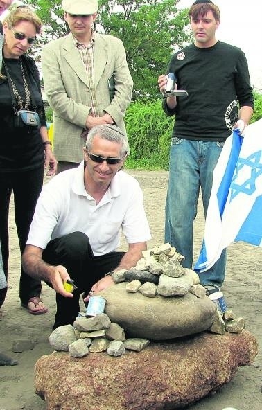 Yossi Bornstein zapala znicze w miejscu, gdzie kiedyś mieścił się kirkut