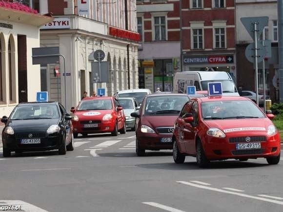 Jak wynika ze statystyk prowadzonych przez WORD, ilość zdanych egzaminów utrzymuje się na zbliżonym poziomie od lat.