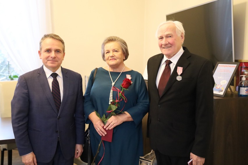 Ostrów Mazowiecka. Złote Gody. Małżeństwa z 50-letnim stażem z medalami przyznanymi przez Prezydenta RP. 9.12.2021. Zdjęcia