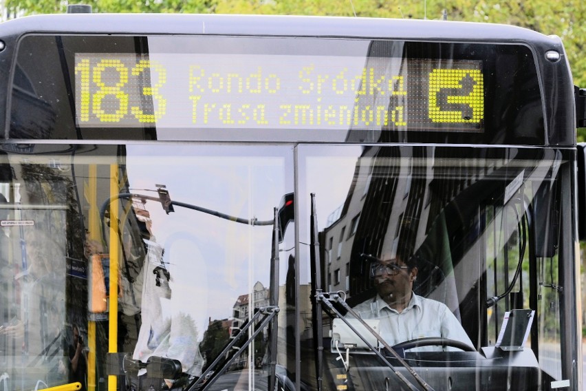 Na autobusach i tramwajach, a także na przystankach i...