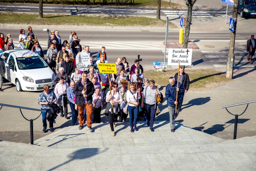 Niedziela Miłosierdzia. Setki pielgrzymów w sanktuarium...