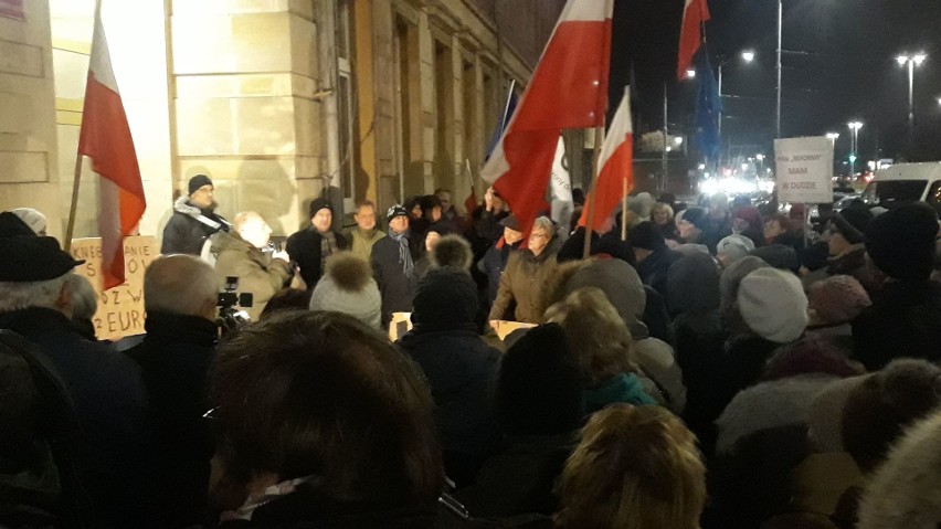 "Umeblowanie sądów = rozwód z Europą". Protest KOD-u w Szczecinie                