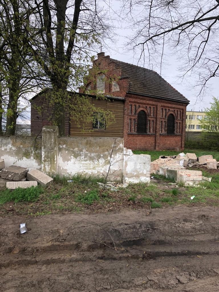 Zniszczona zabytkowa brama i ogrodzenie cmentarza. Skandal w szczecińskich Żydowcach. Winnych jeszcze nie ma
