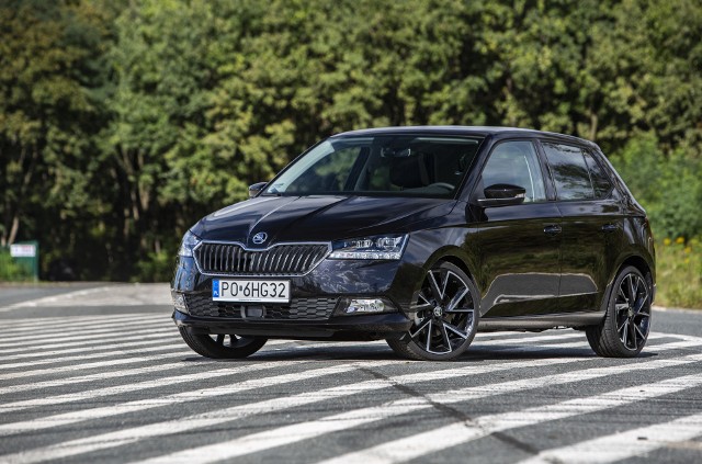 Skoda Fabia Oferta silnikowa odświeżonej Skody Fabii zawiera cztery trzycylindrowe jednostki o pojemności 1.0 l. Wolnossące silniki MPI z wtryskiem pośrednim oferowane są w dwóch wariantach mocy: 60 KM i 75 KM. Jednostki TSI, wyposażone w turbosprężarkę oraz bezpośredni wtrysk paliwa, charakteryzują się odpowiednio mocą 95 KM i 110 KM. Silniki te dzięki zastosowaniu nowoczesnych rozwiązań wyróżniają się m.in. cichszą pracą i niskim poziomem wibracji. Najmocniejsza z wymienionych jednostek jest dostępna z siedmiostopniową przekładnią automatyczną DSG.Fot. Skoda