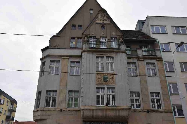 Gorzowskie kamienice: Obiekt na rogu ulic Sikorskiego i Pionierów to dawny budynek Landsberskiego Towarzystwa Kredytowego.