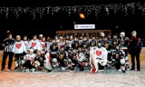 Chorzów: mecz hokeja na lodowisku przy ul. Katowickiej. Walka drużyny WOŚP z Kojotami ZDJĘCIA