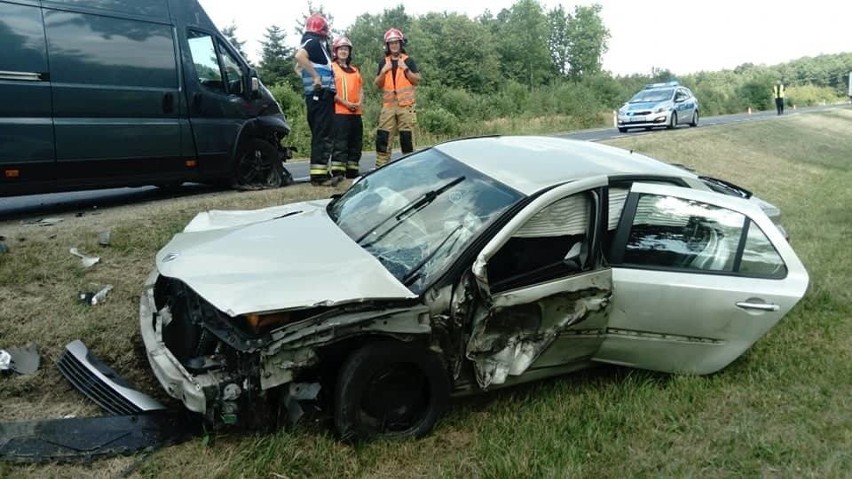 Gmina Tczów. Samochód w rowie po zdarzeniu na drodze krajowej numer 12 w Lucinie. Otarł się o ciężarówkę. Jedna osoba w szpitalu 