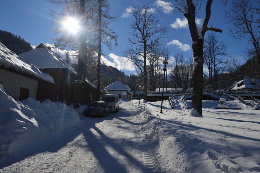 Zakopane. Piękna pogoda w Tatrach. Tłumy chcą wjechać na Kasprowy Wierch [ZDJĘCIA]