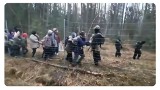 Uzbrojeni Białorusini przebrani za bojowników islamskich siłą wpychają migrantów do Polski (VIDEO)