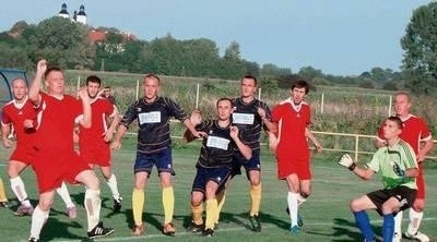 Piłkarze Nadwiślanki (czerwone stroje) będą chcieli poprawić fatalny dorobek z rundy jesienniej Fot. Aleksander Gąciarz