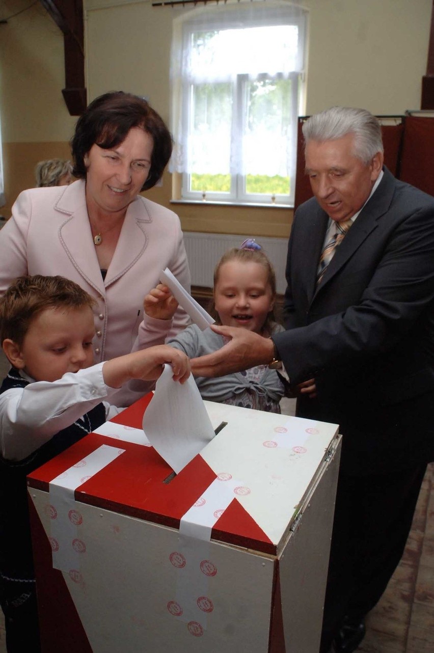 Andrzej Lepper oddaje głos w wyborach