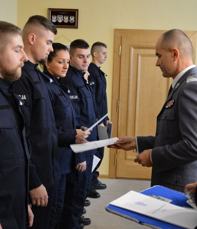 Ośmiu nowych funkcjonariuszy złożyło w czwartek, w Komendzie Wojewódzkiej Policji w Opolu, ślubowanie na sztandar.