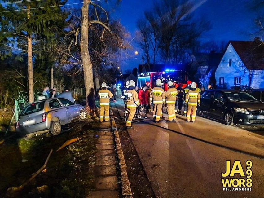 Nissan rozbił się na drzewie. Auto zostało mocno rozbite [ZDJĘCIA]