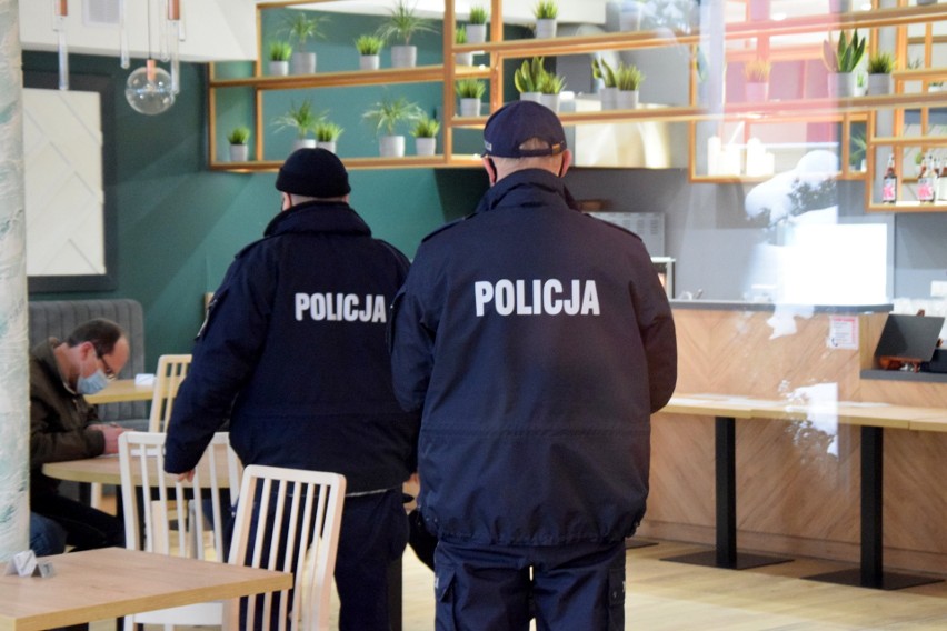 Policja i sanepid w otwartym mimo obostrzeń Family Bistro w Kielcach! Zobaczcie zdjęcia i film z kontroli