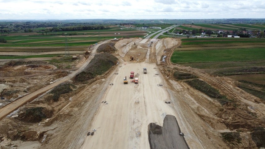 Trwa budowa odcinka trasy S7 Miechów - Szczepanowice.