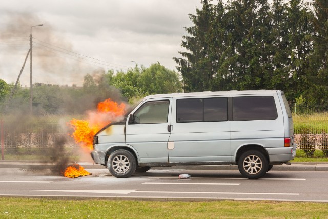 Pożar samochodu w Białymstoku. Na Baranowickiej spłonął volkswagen transporter