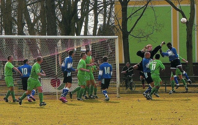 W pierwszym meczu wiosny z Wissą Szczuczyn Tomasz Baluta uwijał się jak w ukropie, ale i tak wpuścił 5 goli.