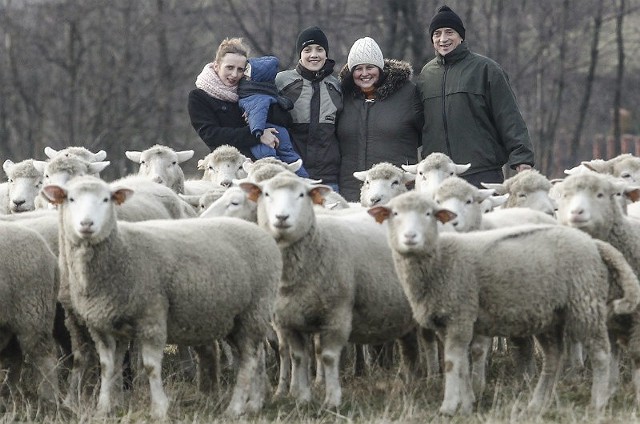 W Samoklęskach czeka się na święta. Wtedy zjeżdżają do domu wszystkie dzieci. Karol i Urszula Baciakowie mają ich ośmioro. Na zdjęciu stoją z synem Michałem, córką Lucyną i wnuczkiem Dawidem.