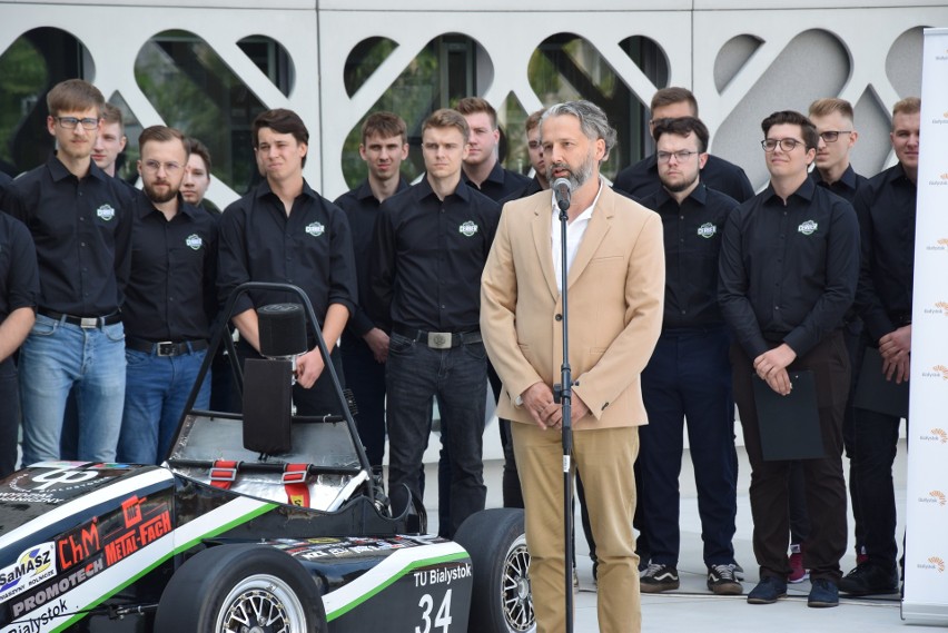 Nowy bolid studentów Politechniki Białostockiej zaprezentowany. Będzie jeździł po torach Formuły 1 (zdjęcia)