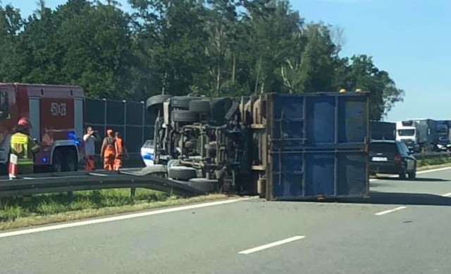 Na autostradzie A1 w rejonie węzła DK 88 samochód ciężarowy uderzył w bariery energochłonne. W wyniku zderzenia na drogę rozlał się olej napędowy.