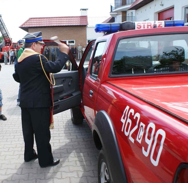 Moment poświęcenia nowego nissana inowrocławskich strażaków