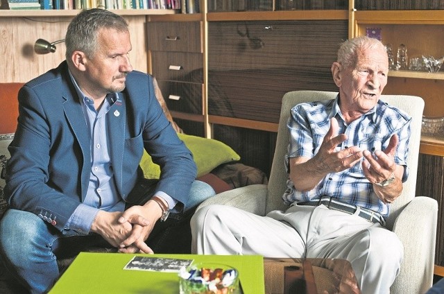 Mieczysław Bielski (z prawej), z obecnym prezesem Iskry Krzysztofem Wudzińskim, rozmawiają o dawnych czasach