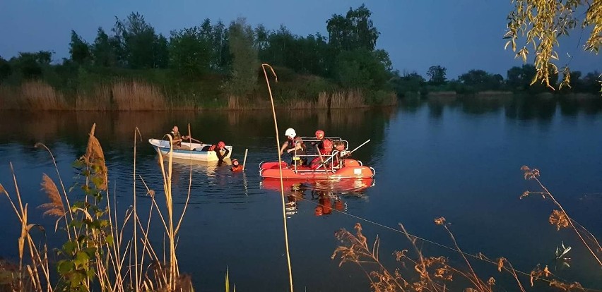 W Starych Nieboczowach trwa akcja ratownicza. Samochód wpadł...