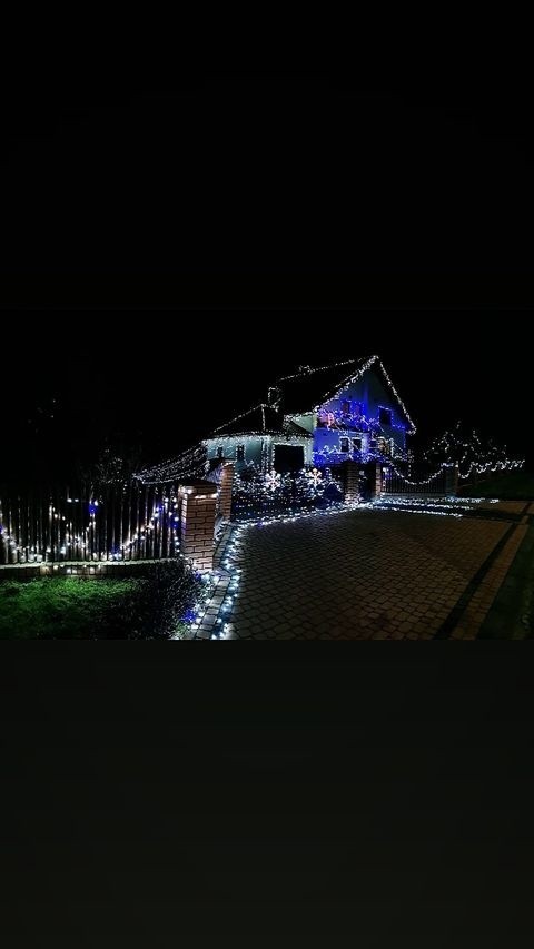 "Świąteczny" dom jak z teledysku! Niezwykła iluminacja w Życinach w gminie Raków - zobaczcie zdjęcia i film