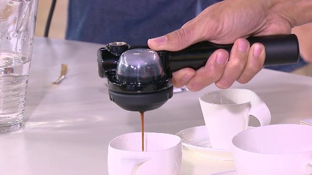 Przenośny ekspres do kawyDo przygotowania przenośnym ekspresem ulubionego espresso wystarczy woda i saszetka z mieloną kawą.