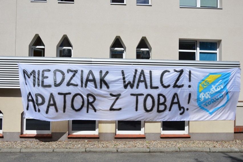 Kibice Apatora Toruń wywiesili transparent na murach...