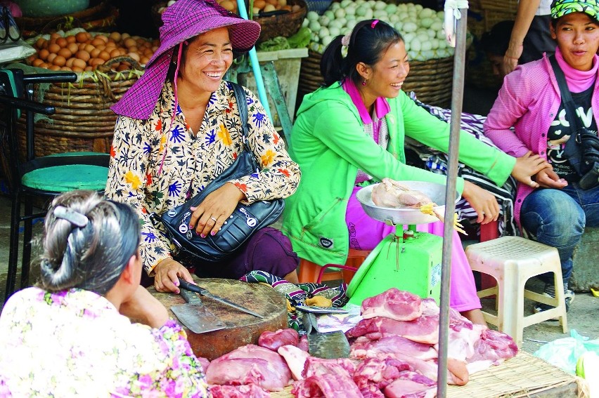 Handel mięsem na ulicach Phnom Penh to tradycja. Zatruciom...