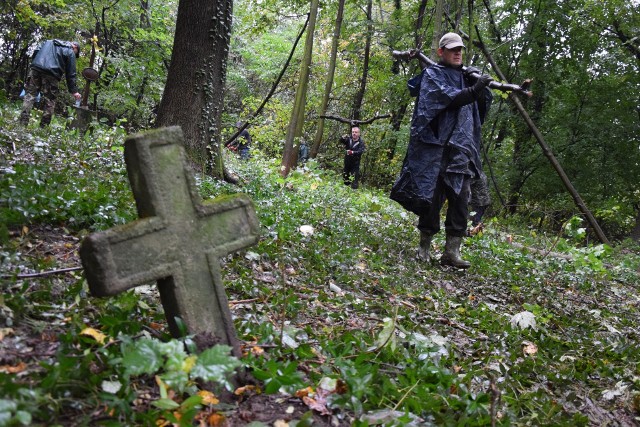 Polacy i Węgrzy wspólnie porządkowali zaniedbany cmentarz wojenny żołnierzy węgierskich w Przemyślu z okres I wojny światowej.