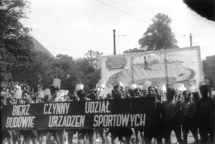 TAJEMNICE ŚLĄSKA: Jak licealistki z Katowic na drzwiach UB nalepiły ulotkę: Precz ze Stalinogrodem. 70 lat temu tak nazwano Katowice 