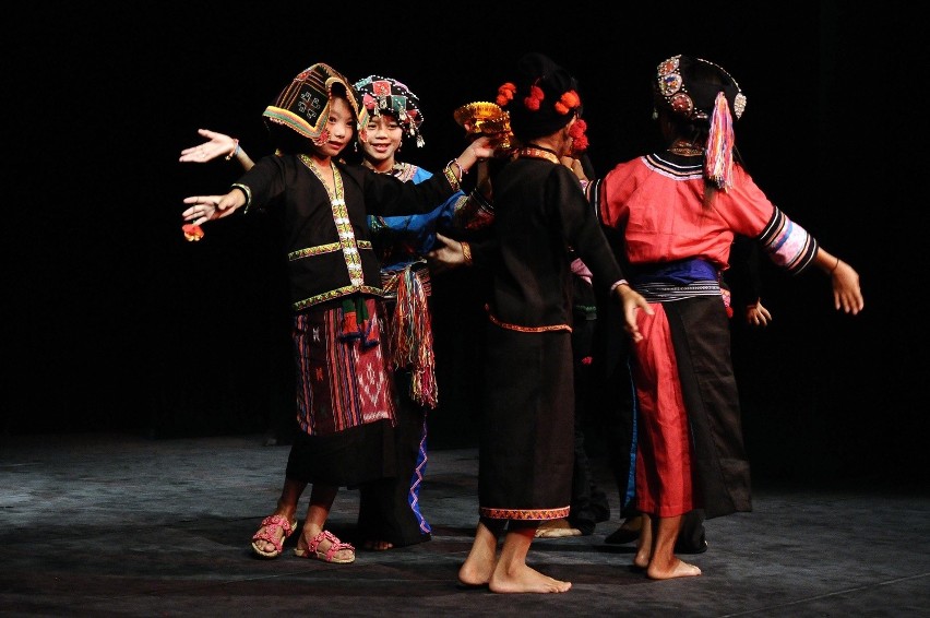 Tradycyjne tańce na scenie Teatru "Pinokio" [ZDJĘCIA+FILM]