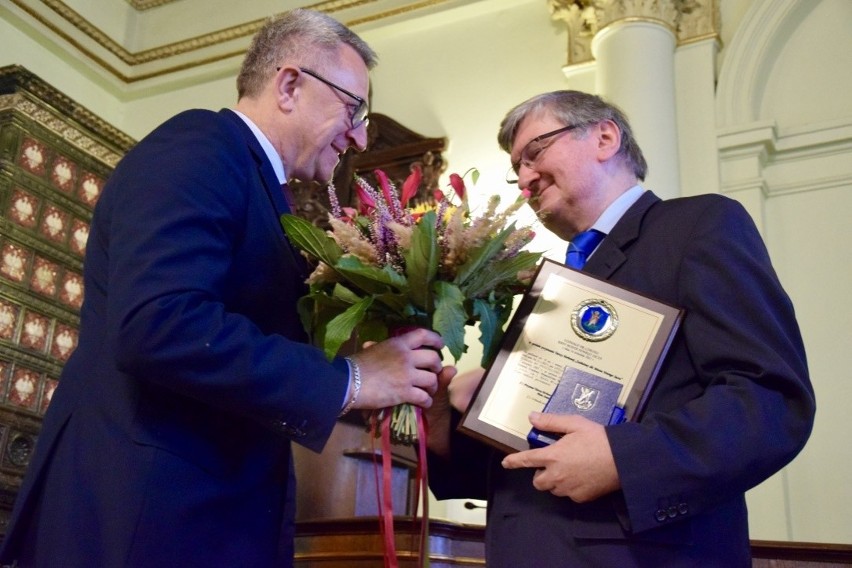 Nowy Sącz. Stanisław Śmierciak z Tarczą Herbową „Zasłużony dla Miasta Nowego Sącza”