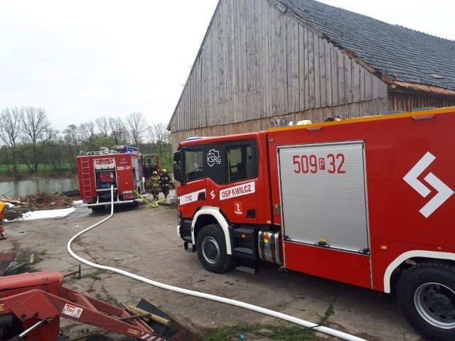 Pożar stodoły w Daleszynku pod Kwilczem. Jedna osoba jest poszkodowana. Ląduje helikopter Lotniczego Pogotowia Ratunkowego