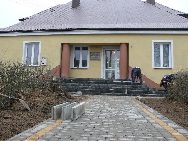Ostatnie prace budowlane przy powstającej świetlicy wiejskiej w Rząbcu.