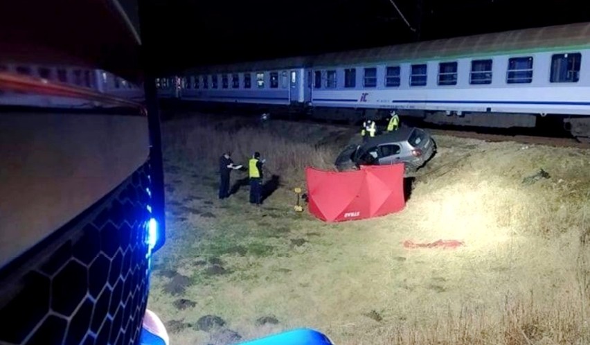 Śmiertelny wypadek na przejeździe kolejowym w Suszcu. Kierowca samochodu zginął na miejscu