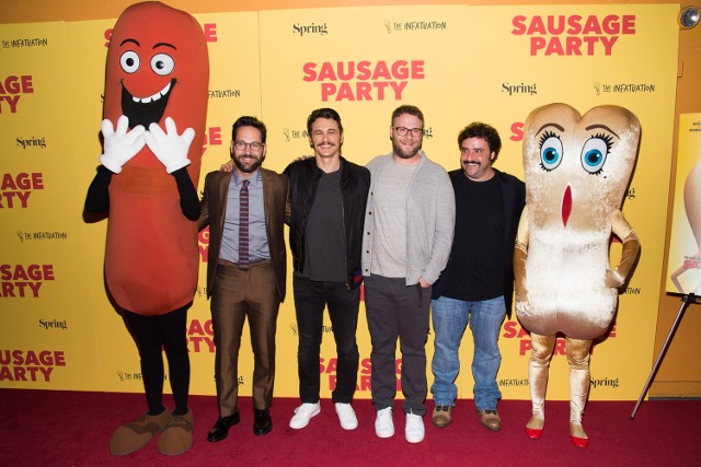 Od lewej: Paul Rudd, James Franco, Seth Rogen oraz David Krumholtz pozują fotografom razem z postaciami z filmu "Sausage Party" podczas specjalnego pokazu filmu w Nowym Jorku (04.08.2016, USA).