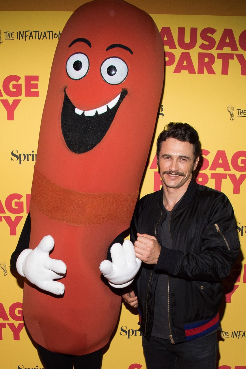 James Franco pozuje z postacią filmu "Sausage Party"...