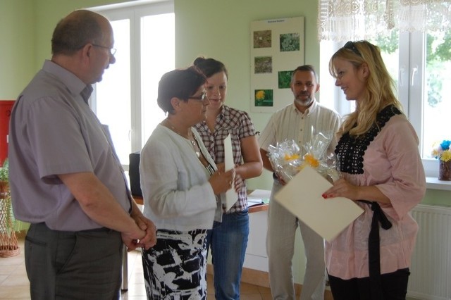 Anna Pałęga (z prawej) odbiera podziękowanie za udział w projekcie od Kamili Łącznej, dyrektora ośrodka kultury w Mroczy oraz butmistrza Wiesława Gozdka.