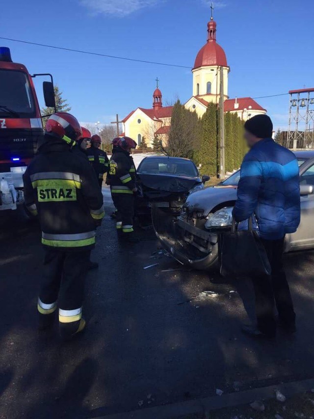 Do zdarzenia doszło w piątek rano w Buszkowicach pod Przemyślem. Zdjęcia otrzymaliśmy od Internauty.Kierująca toyotą, 26-letnia mieszkanka pow. przemyskiego jadąc od strony Żurawicy omijając inny pojazd zjechała na przeciwny pas ruchu i zderzyła się czołowo z kierującą fordem. Drugim autem kierowała 46-letnia mieszkanka pow. przemyskiego. Nikt nie został ranny. 26-latka została ukarana mandatem karnym w wysokości 220 zł. W tym samym miejscu doszło do drugiej kolizji. Kierujący seatem, 30-latek z pow. przemyskiego nie zdołał ominąć toyoty i uderzyłw ten pojazd.Uczestnicy dwóch zdarzeń byli trzeźwi.ZOBACZ TEŻ: Pieszy potrącony w Buszkowicach