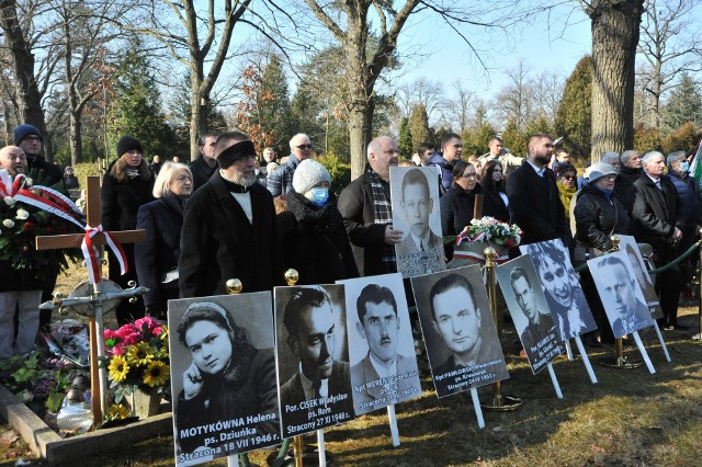 Na Cmentarzu Osobowickim hołd Niezłomnym Żołnierzom złożyły liczne delegacje  i wrocławianie